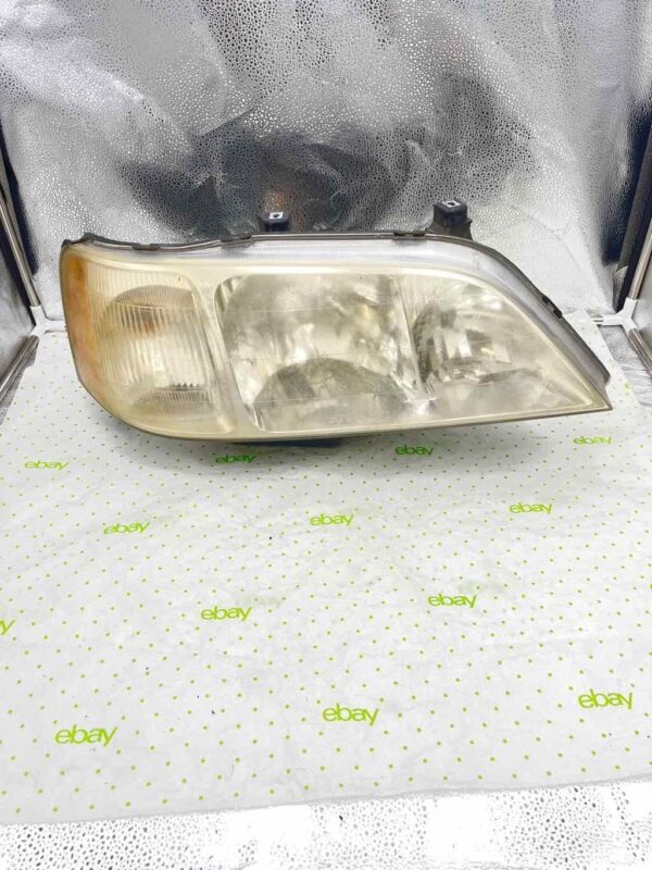 99 00 01 02 03 04 ACURA RL Headlamp Assembly Right passenger side