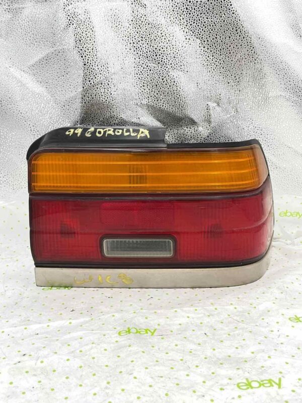 98 99 00 01 02 TOYOTA COROLLA Tail Light Assembly Right passenger side