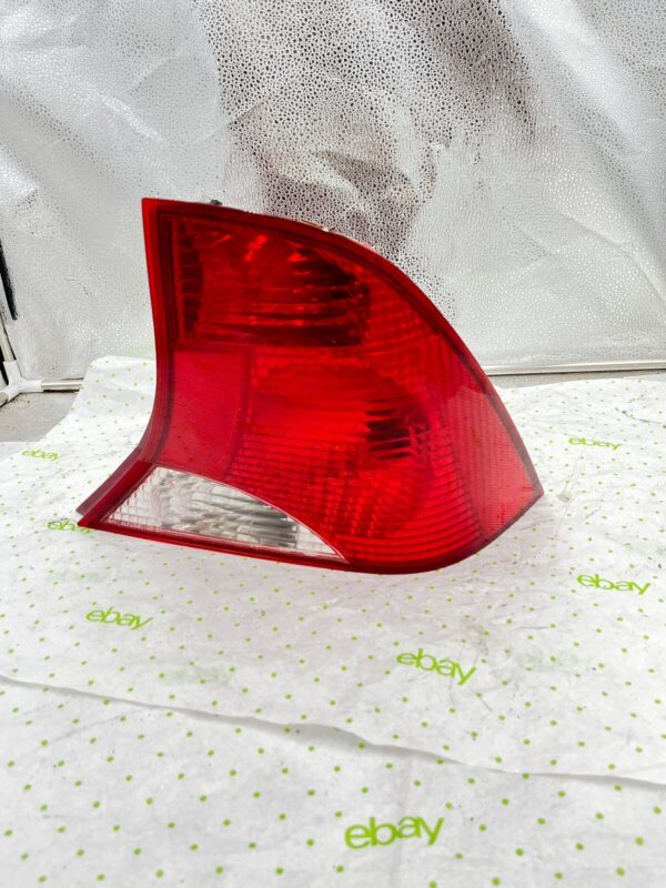 00 01 02 03 04 FORD FOCUS Tail Light Assembly Right passenger side