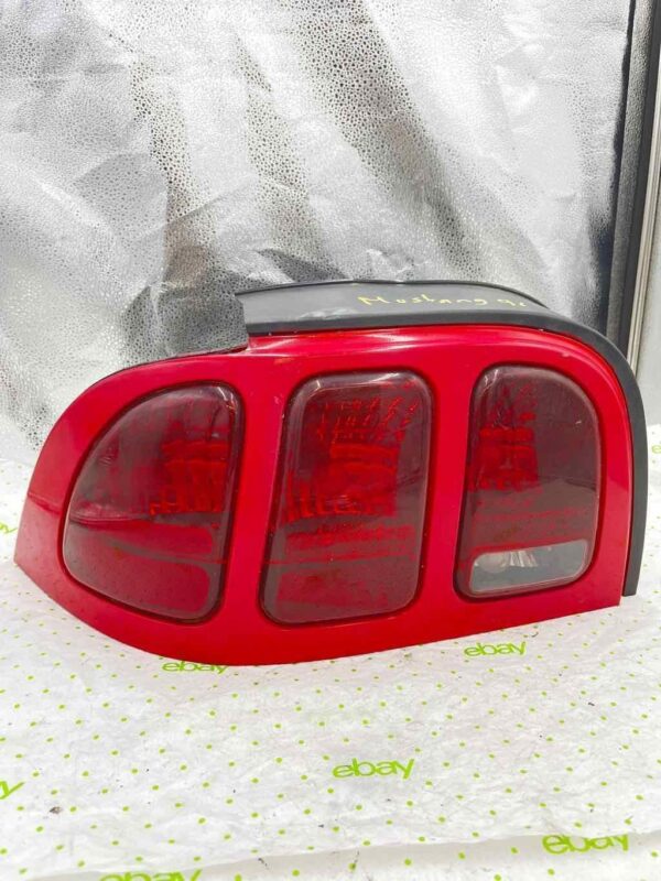 96 97 98 FORD MUSTANG Tail Light Assembly Left driver side