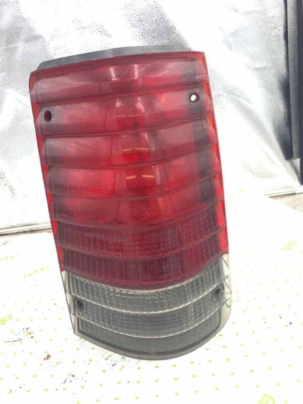 86 87 88 89 90 91 92 93 94 95 FORD AEROSTAR Tail Light Assembly Right passenger