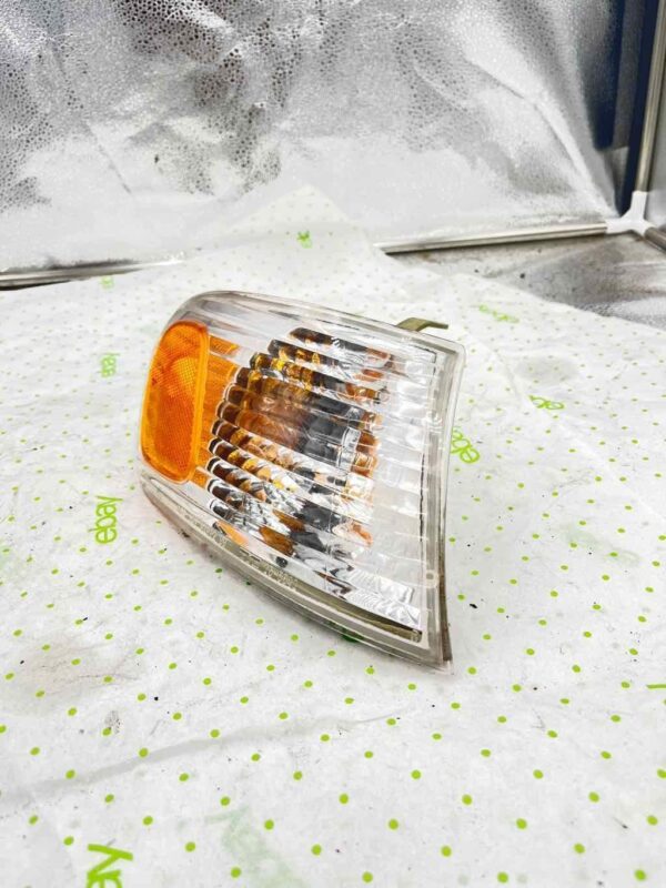 98 99 NISSAN ALTIMA Turn Signal Assembly right passenger side